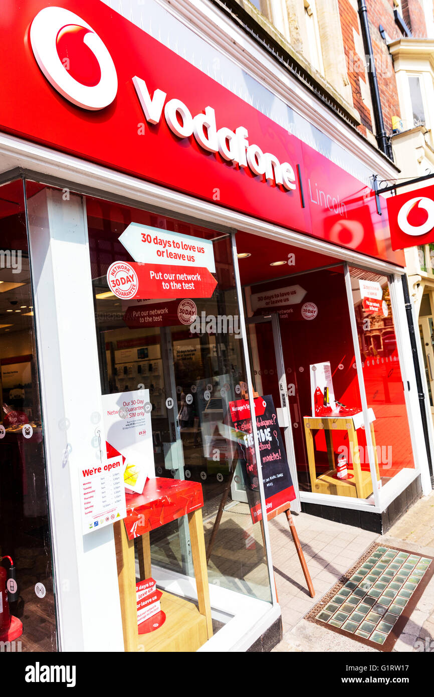 Vodafone telefono mobile phone shop store segno esterno dell'edificio dello smartphone nome città catena britannica brand Lincoln City Foto Stock