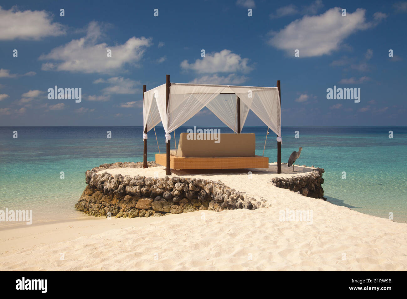 Letto nelle Maldive, vista sul pulire il blu del mare e del cielo Foto  stock - Alamy