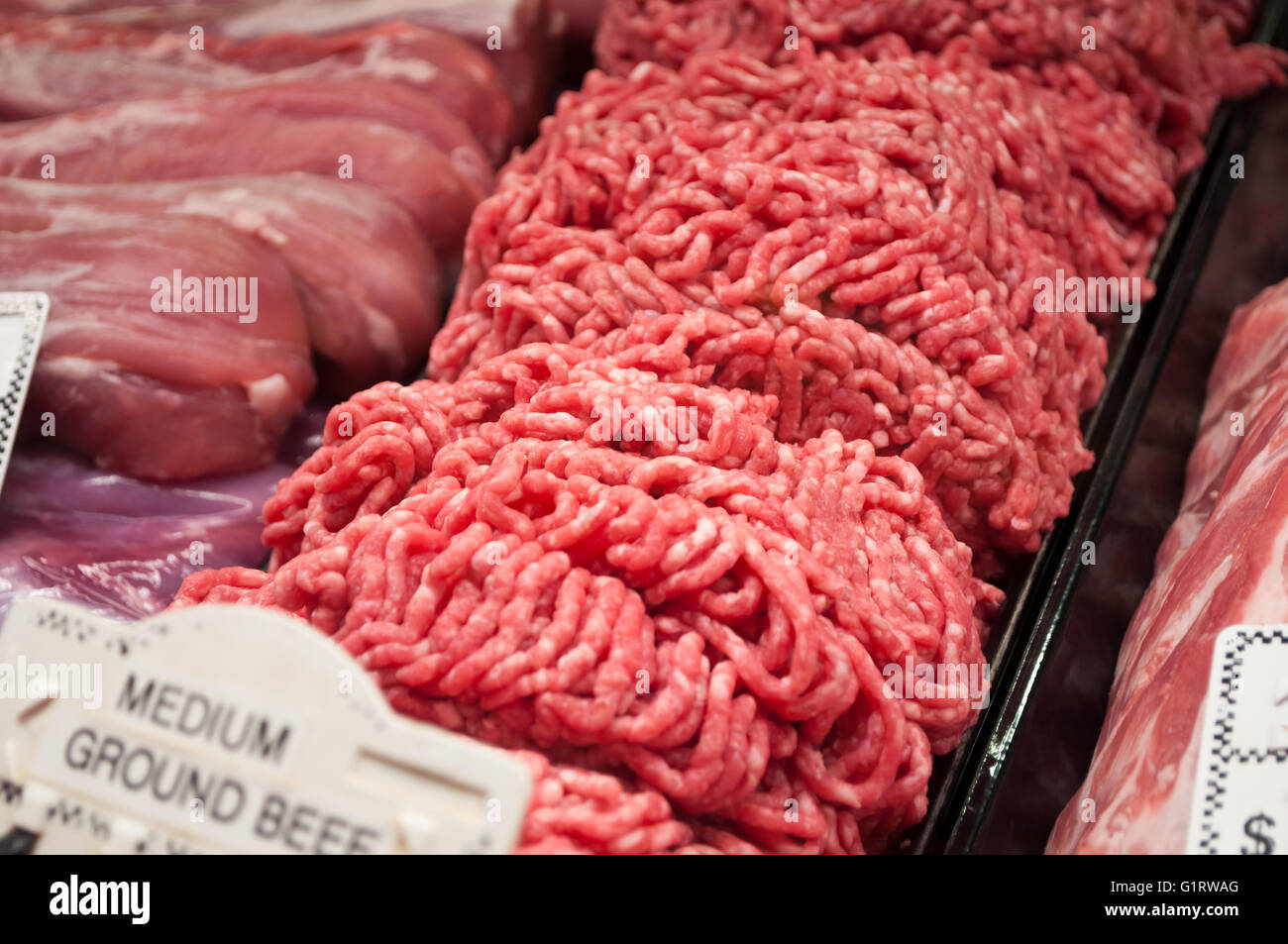 Carni di manzo macinato ad un macellaio locale. Foto Stock