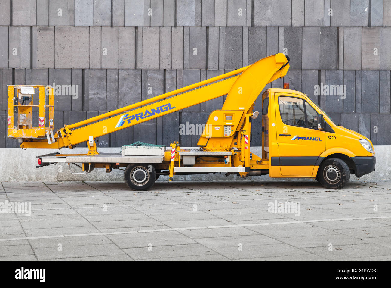 Vienna, Austria - 4 Novembre 2015: servizio giallo Mercedes-Benz Sprinter gru W906 carrello elevatore di prelievo Foto Stock