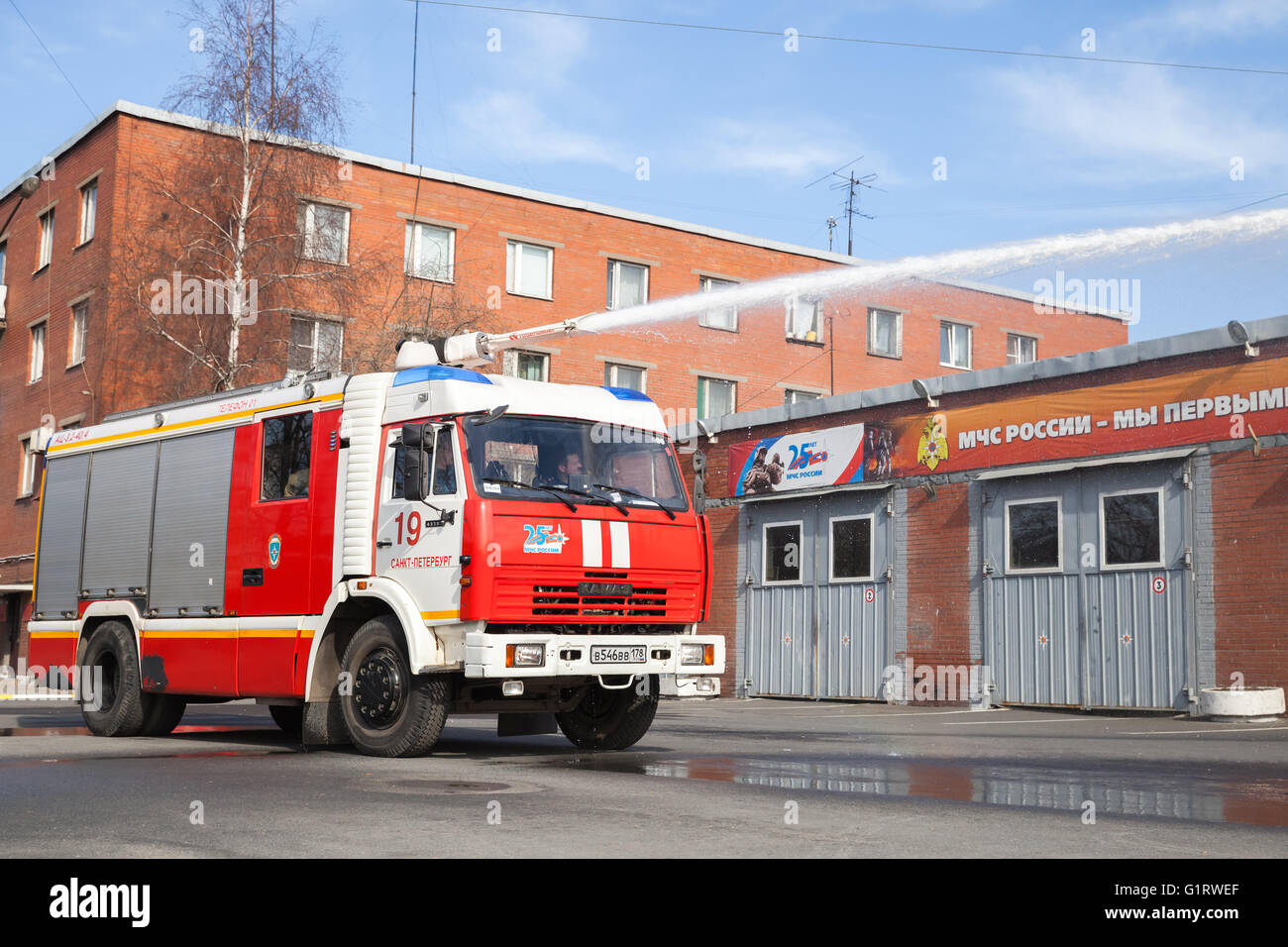 San Pietroburgo, Russia - Aprile 9, 2016: Kamaz carrello 43253 come un russo fuoco modifica del motore con un tubo flessibile di acqua Foto Stock