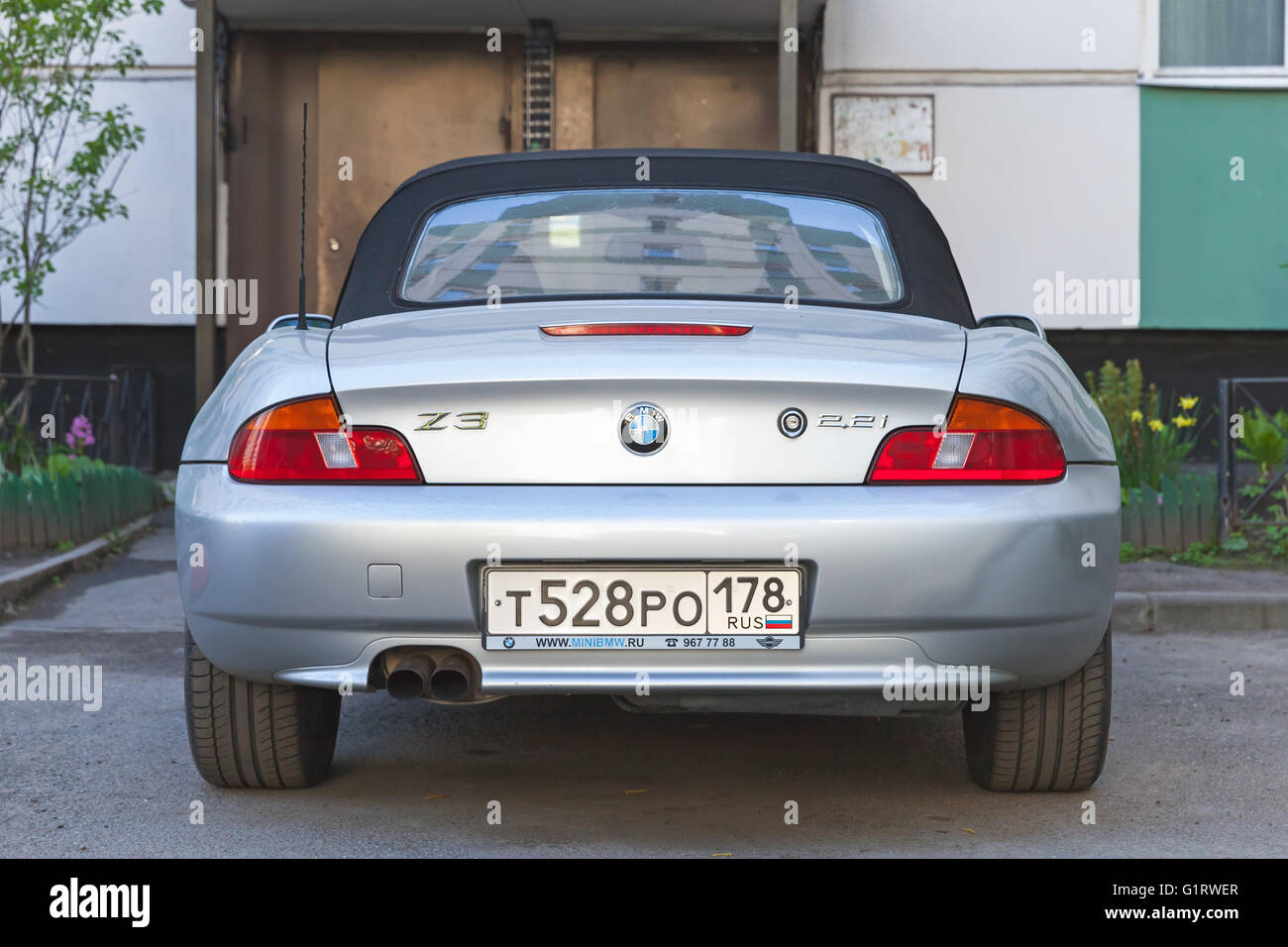 San Pietroburgo, Russia - 12 Maggio 2016: grigio argento BMW Z3 supporti auto parcheggiate sul ciglio della strada, vista posteriore Foto Stock