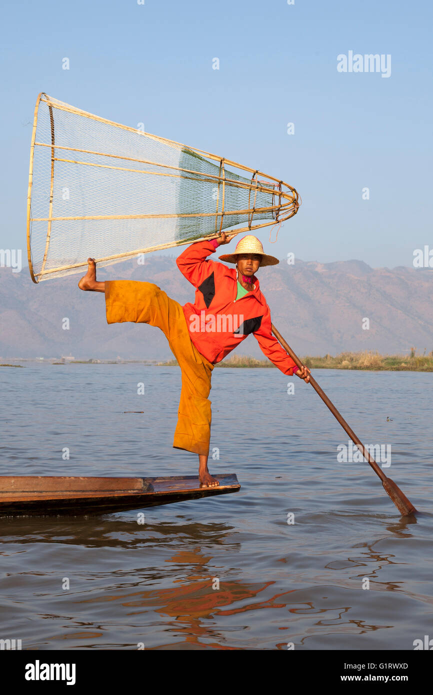 Sul Lago Inle, un pescatore la manipolazione la sua trappola di pesce su un movimento acrobatico (Myanmar). Pêcheur à la nasse sur le lac Inlé. Foto Stock