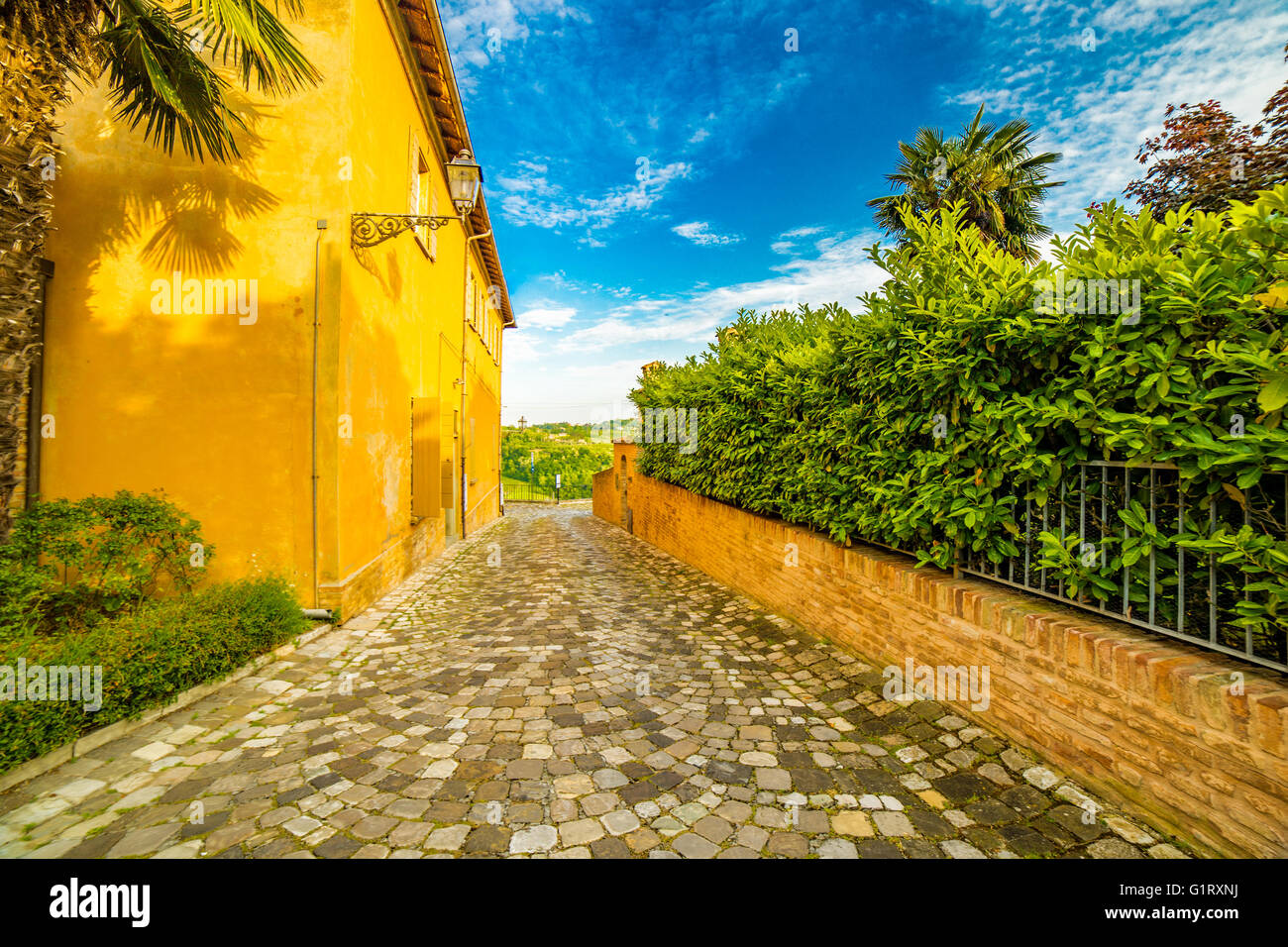 Un piccolo villaggio sulla collina strade in Emilia Romagna in Italia Foto Stock