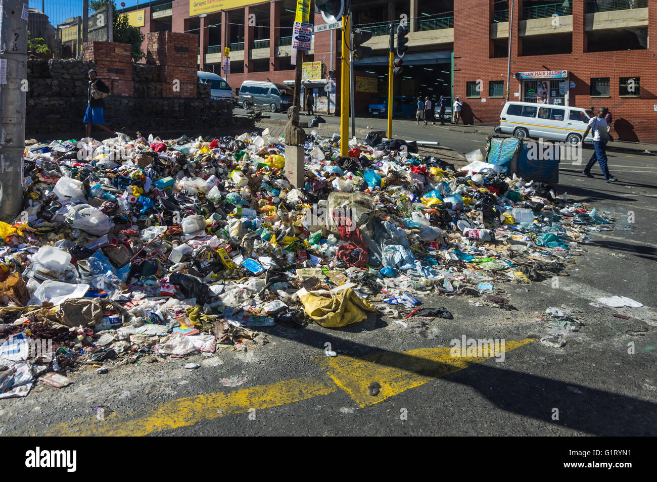 Johannesburg, Sud Africa 28 marzo 2016 di Johannesburg raccoglitori di immondizia andare in sciopero lasciando angoli accatastati con i rifiuti Foto Stock