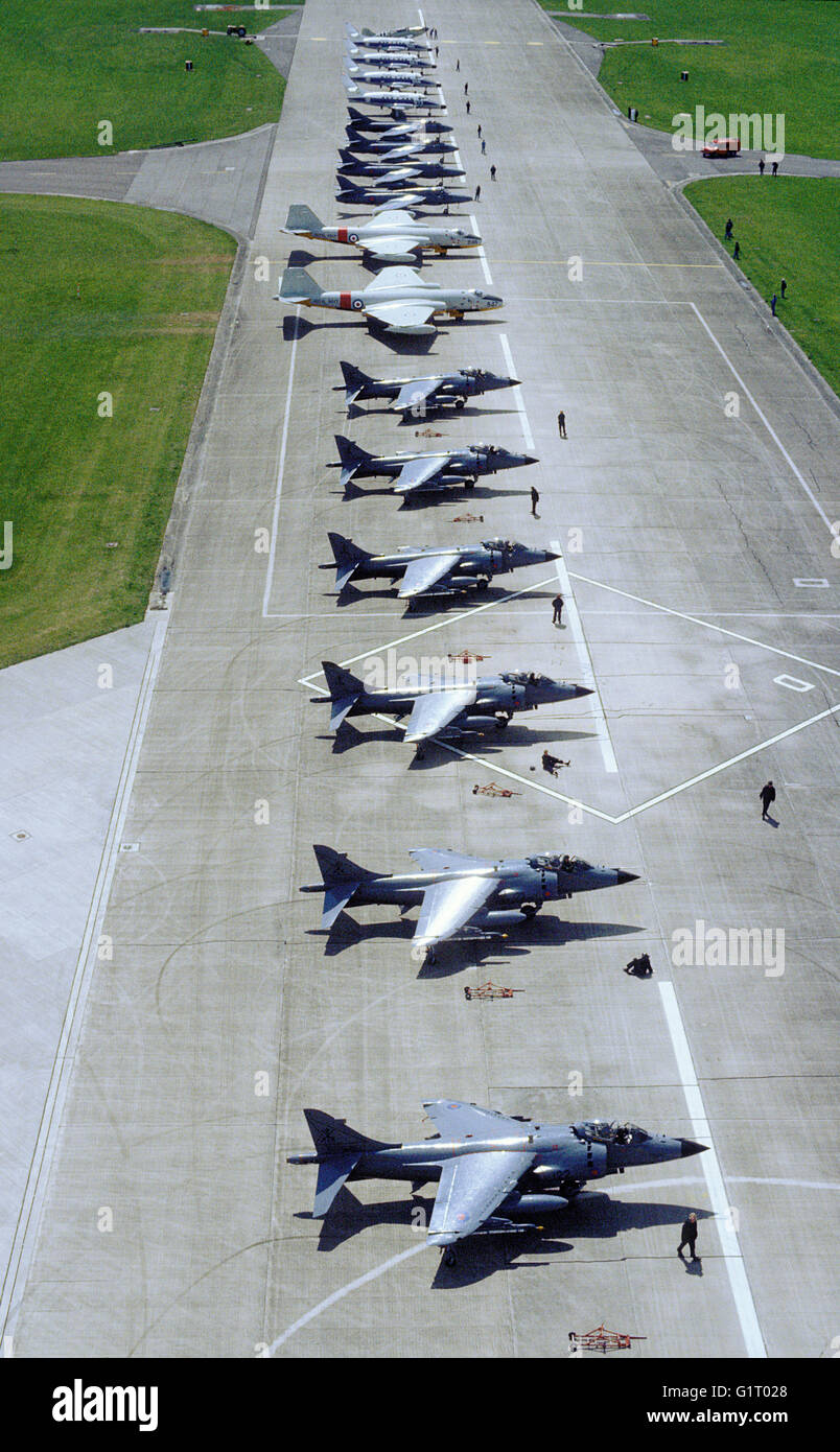 Line up di aeromobili del Fleet Air Arm a RNAS Yeovilton nei tardi anni ottanta Foto Stock