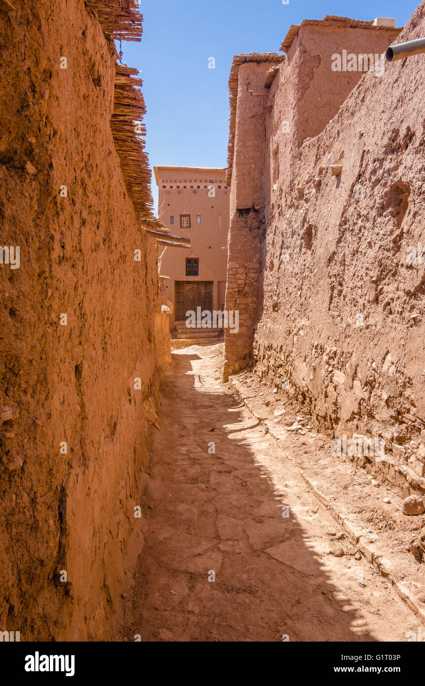 Strada di Ait Benhaddou, città fortificata, kasbah o ksar, lungo il primo percorso caravan tra Sahara e Marrakech nel presente Foto Stock