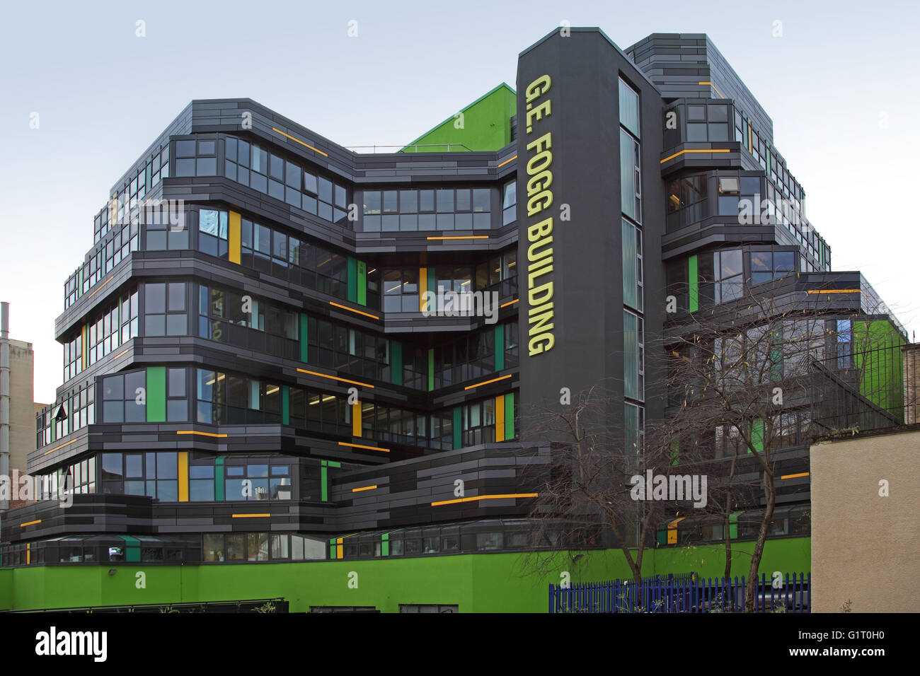 G E Fogg Edificio, Queen Mary University di Londra. Un 1960 edificio di cemento con il nuovo rivestimento incorporante i pannelli solari Foto Stock