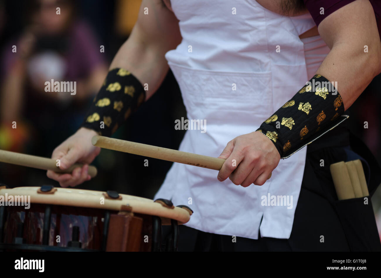 Artista giapponese giocando sui tradizionali tamburi taiko Foto Stock