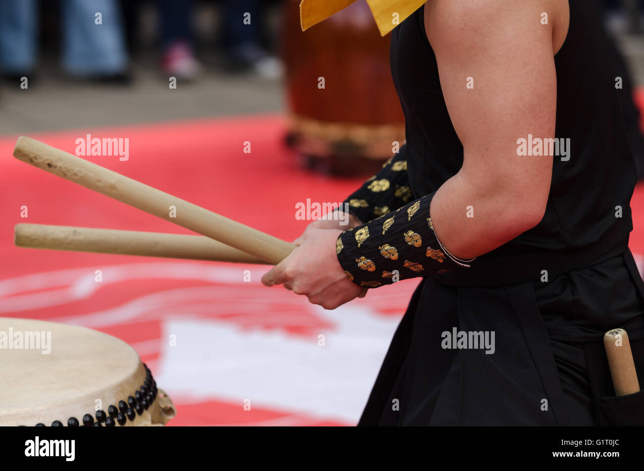 Artista giapponese giocando sui tradizionali tamburi taiko Foto Stock