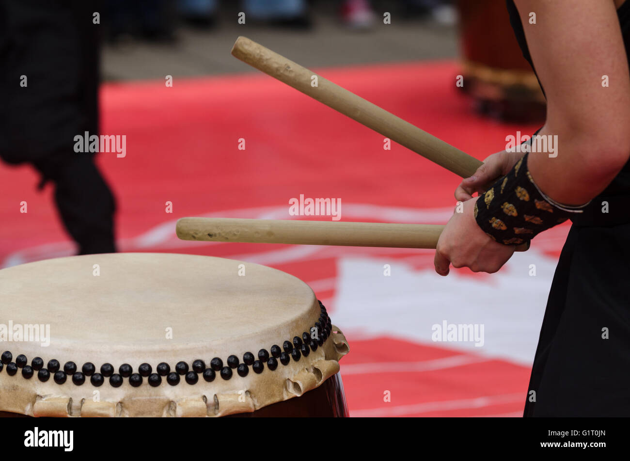 Artista giapponese giocando sui tradizionali tamburi taiko Foto Stock