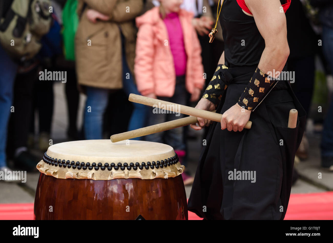 Artista giapponese giocando sui tradizionali tamburi taiko Foto Stock