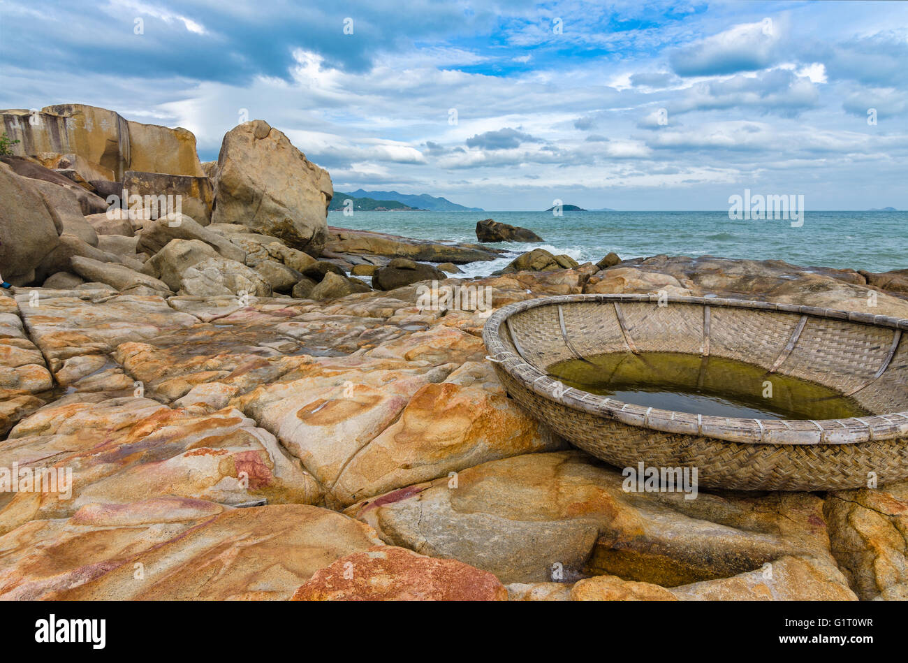 Vista sulla piccola isola con tradizionale coracle in Vietnam Foto Stock