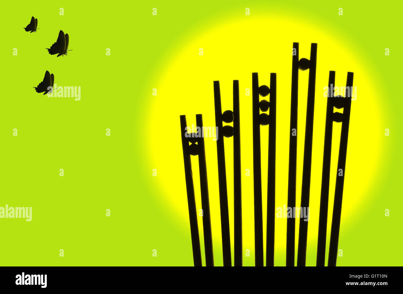 Silhouette a farfalla vicino i fiori realizzata da bacchette e piselli Foto Stock