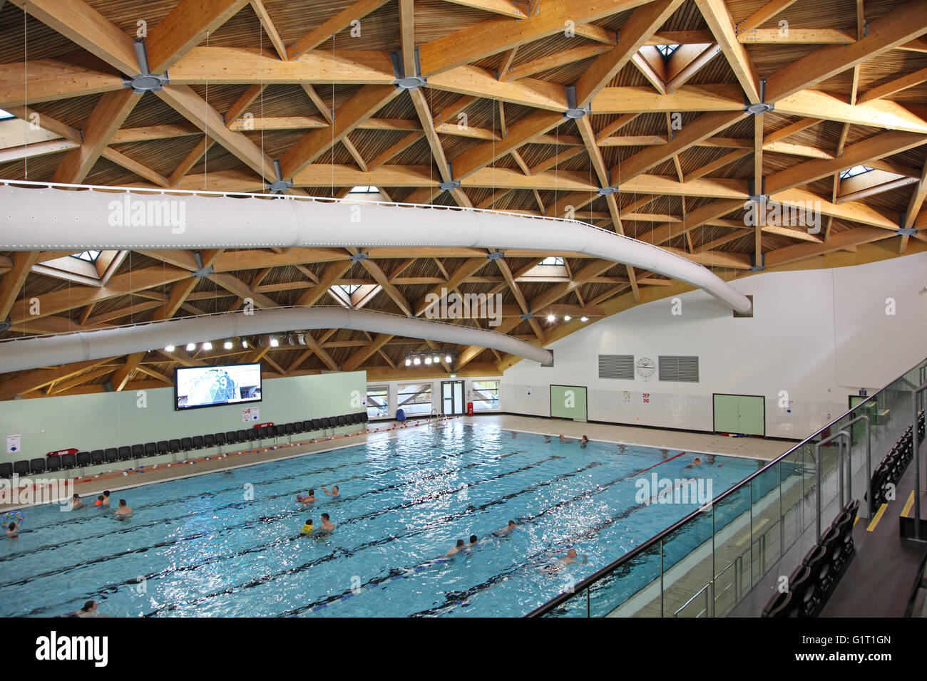 Interno della piscina hall presso il baccello Leisure Centre, Scunthorpe, Regno Unito. Mostra la struttura di legno a forma di cupola geodetica tetto Foto Stock