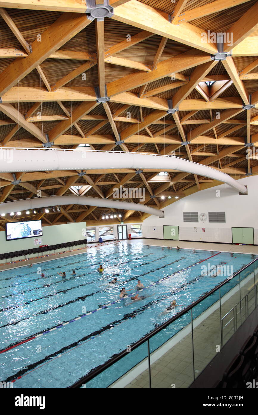 Interno della piscina hall presso il baccello Leisure Centre, Scunthorpe, Regno Unito. Mostra la struttura di legno a forma di cupola geodetica tetto Foto Stock