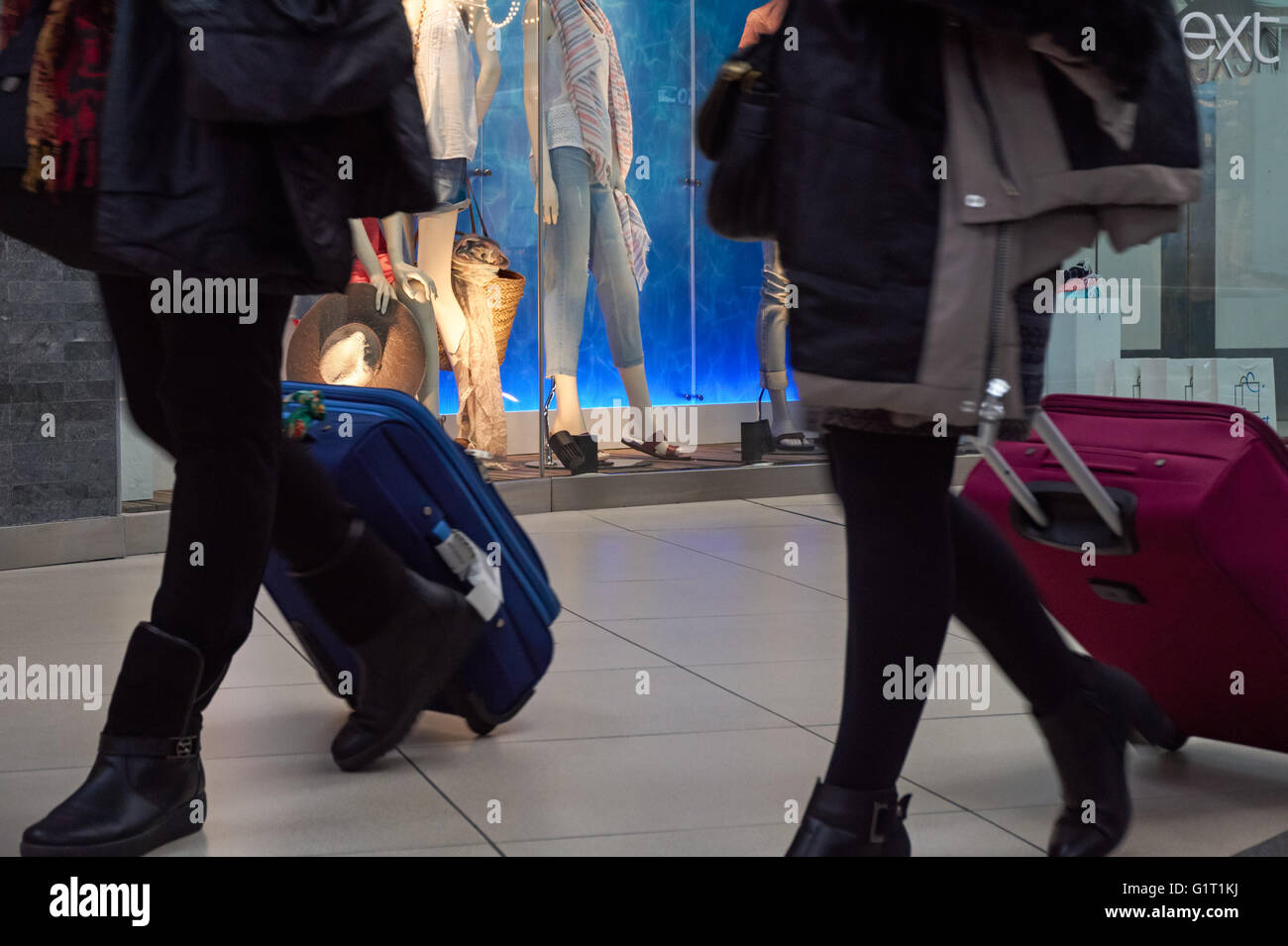 I passeggeri all'Aeroporto Stansted di Londra England Regno Unito Regno Unito Foto Stock