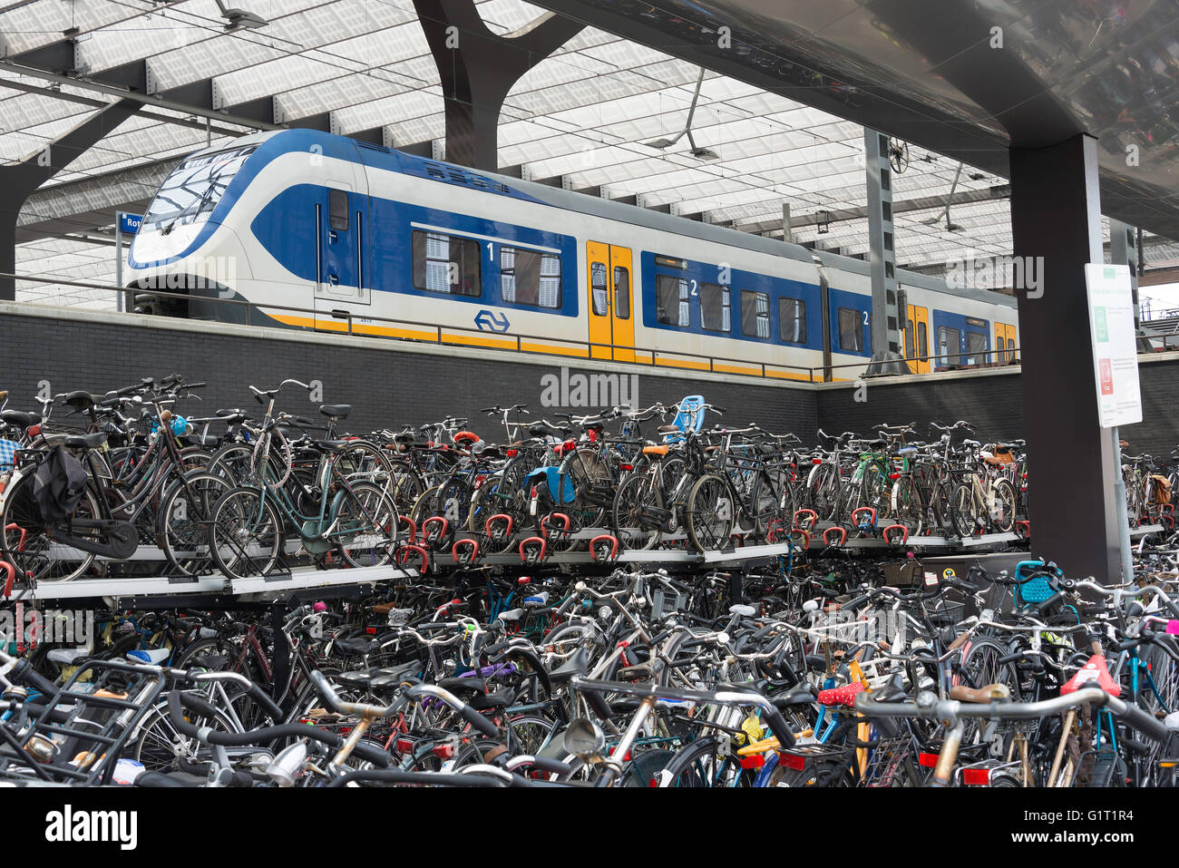 ROTTERDAM, OLANDA-Maggio 18, nuova bicicletta dello spazio di archiviazione per migliaia di biciclette presso l'backsite di nuova generazione alla stazione centrale di Rotterdam o Foto Stock