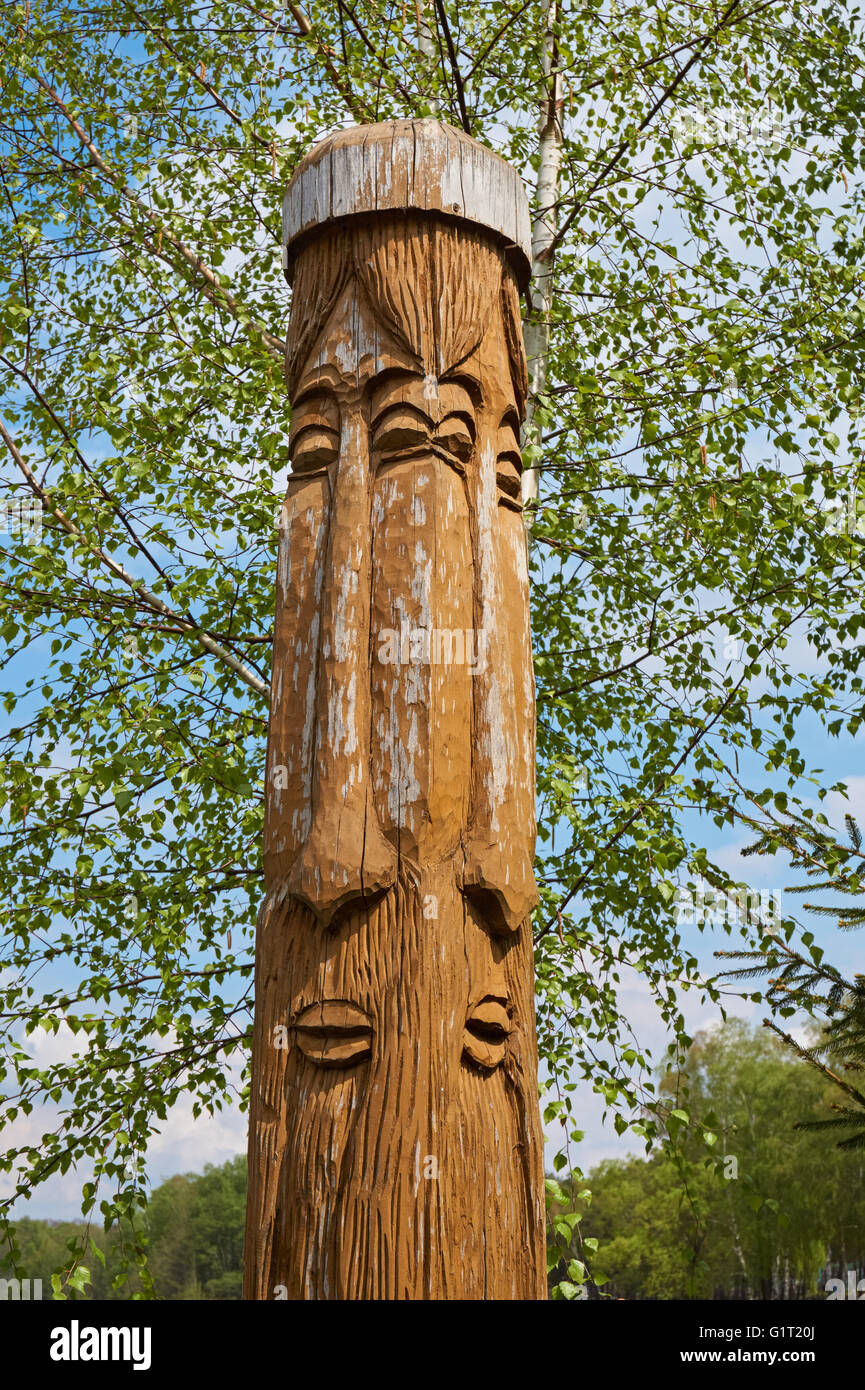 Moderna scultura in legno di una divinità slava Svetovid vicino a Plock in Polonia centrale Foto Stock