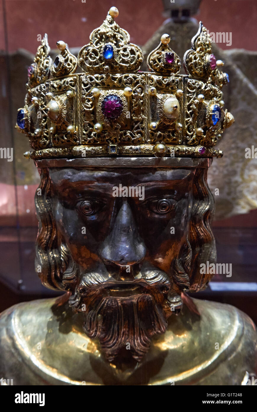 Argento del XIV secolo San Zygmunt reliquiario con corona nel Museo Diocesano di Plock Polonia Foto Stock