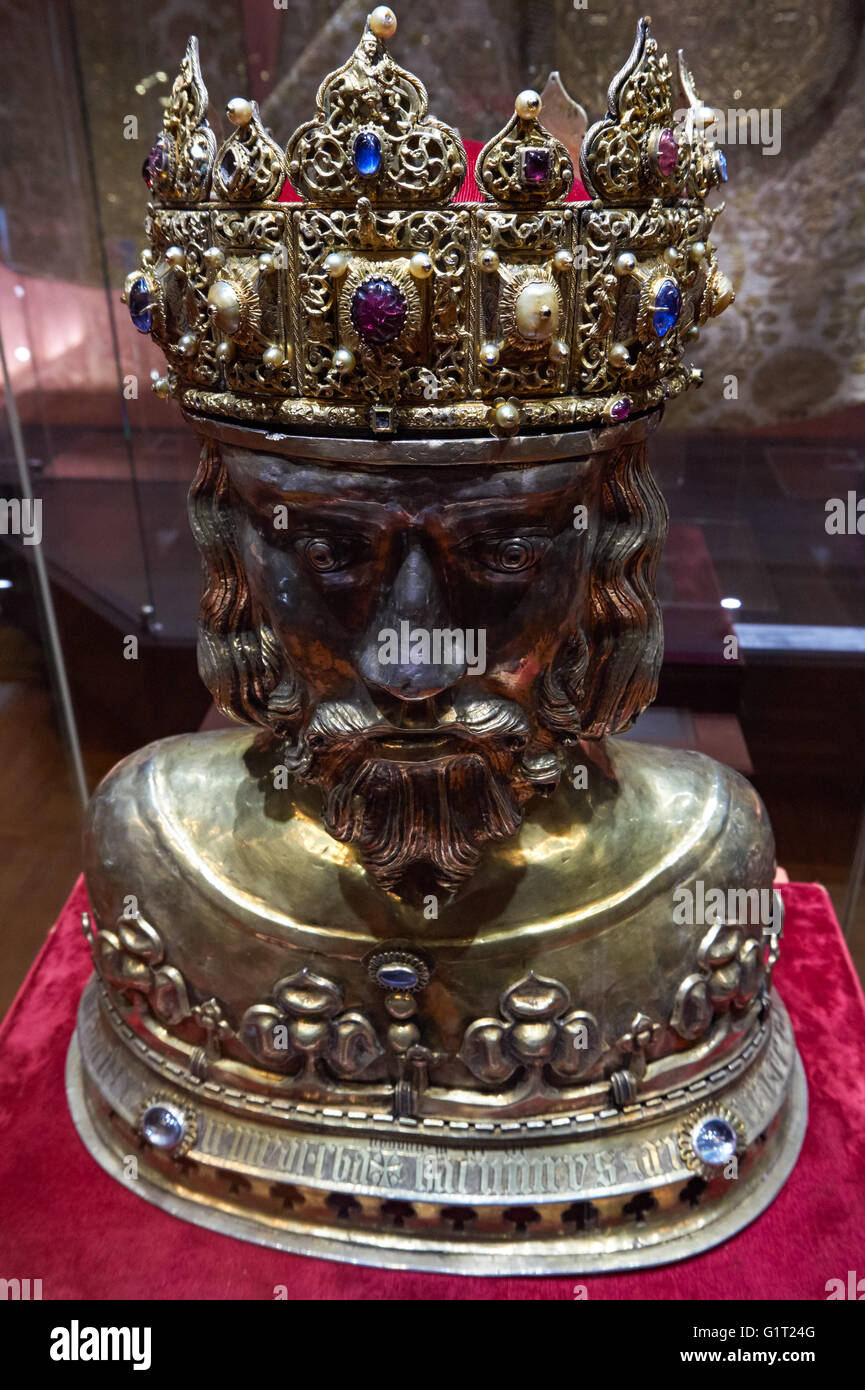 Argento del XIV secolo San Zygmunt reliquiario con corona nel Museo Diocesano di Plock Polonia Foto Stock