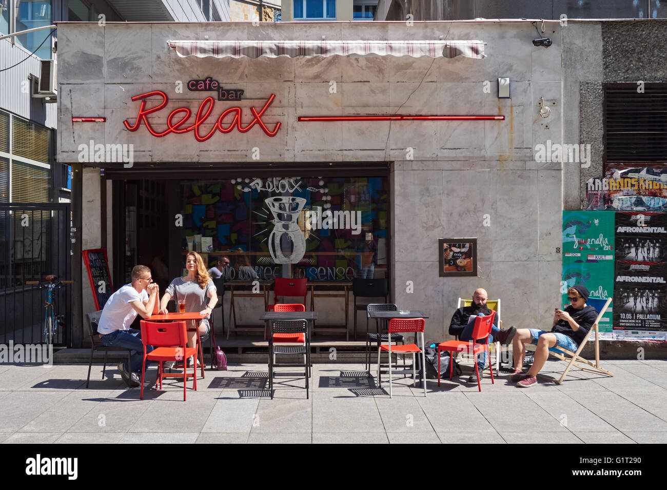 Le persone al di fuori seduta relax cafe a Varsavia, Polonia Foto Stock