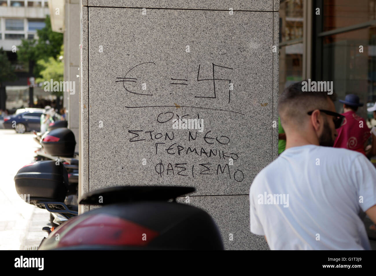 Anti euro slogan/ graffiti scritto in lingua greca che mostra alfabeto swastika, in Atene, Grecia Foto Stock