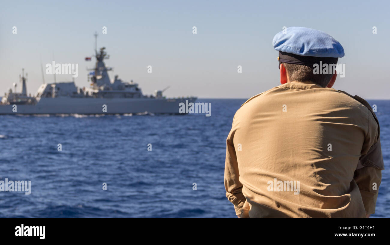 MEDITERRAN SEA / LIBANO - Novembre 2015: tedesco capitano di vascello guarda ad un'altra nave da guerra nel mar mediterraneo / Libano a nove Foto Stock