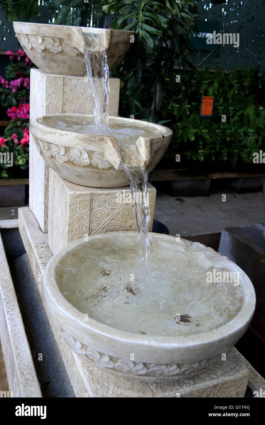 L'uomo ha fatto fontane ad acqua per la decorazione del giardino Foto Stock