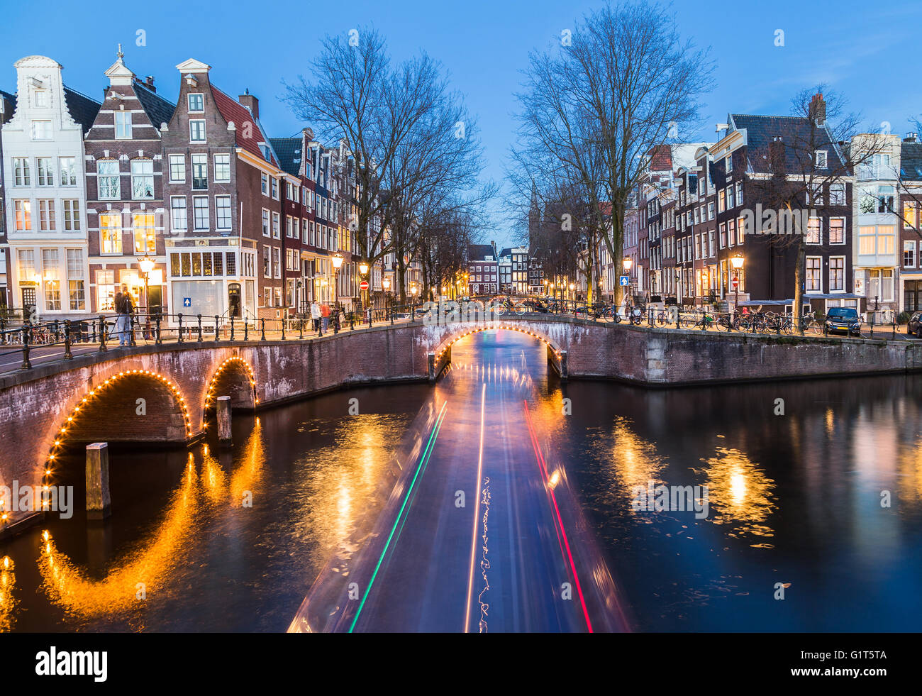 Una vista dei ponti a Leidsegracht e Keizersgracht intersezione dei canali di Amsterdam al crepuscolo. Il sentiero da una barca può Foto Stock