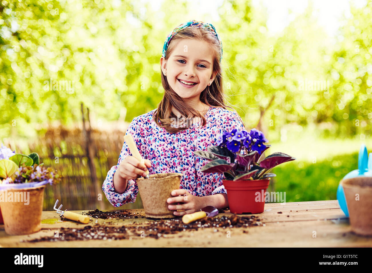Ragazza con pianta in vaso Foto Stock