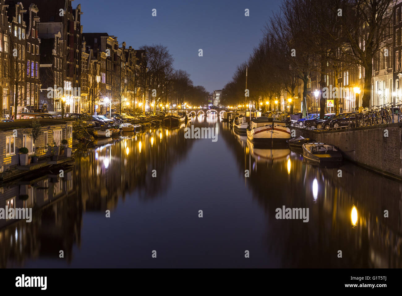 Una vista lungo il Brouwersgracht canal ad Amsterdam di notte. Foto Stock