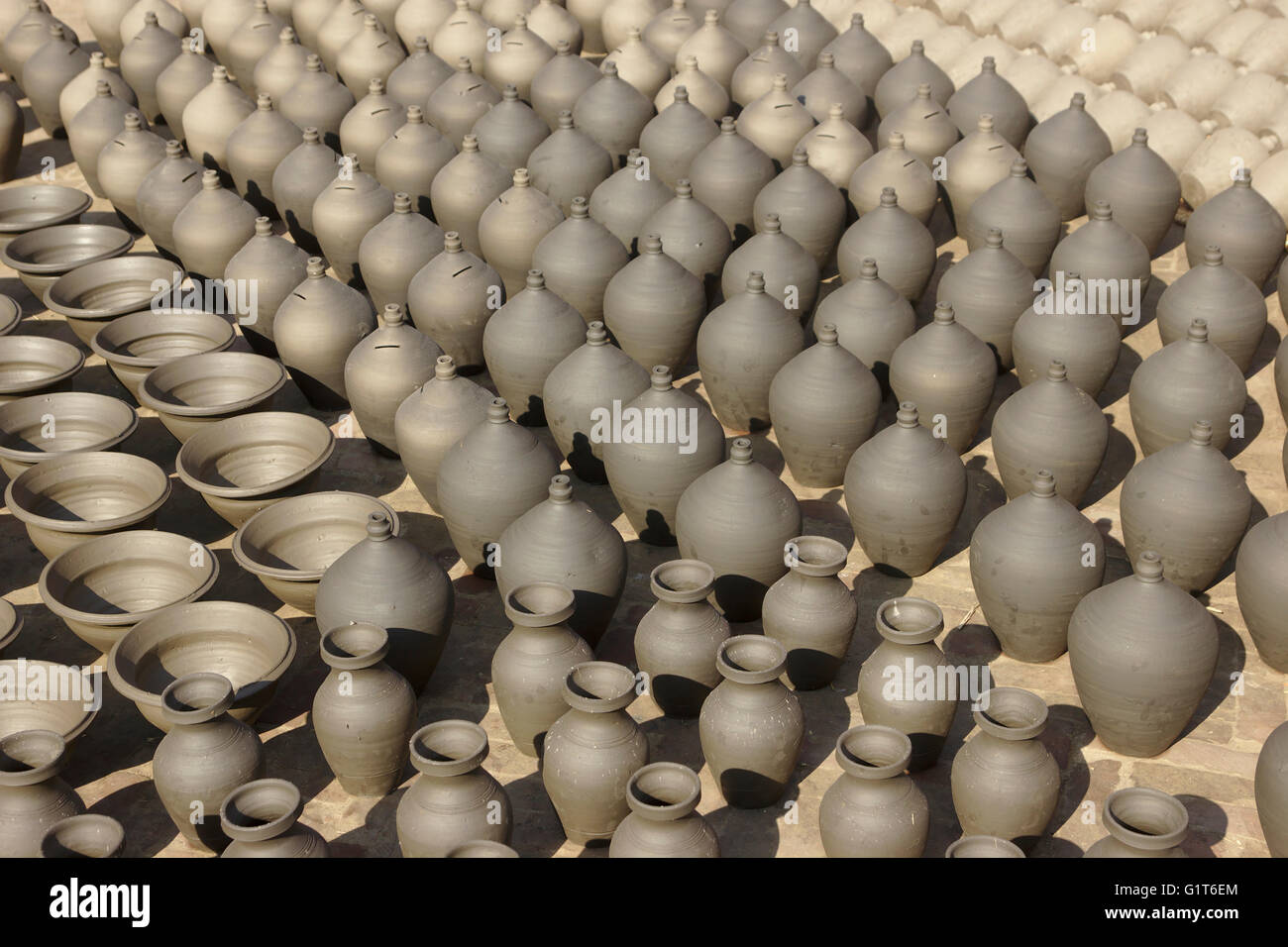 Pottery Square, ceramiche di essiccazione al sole, Bhaktapur, Nepal Foto Stock