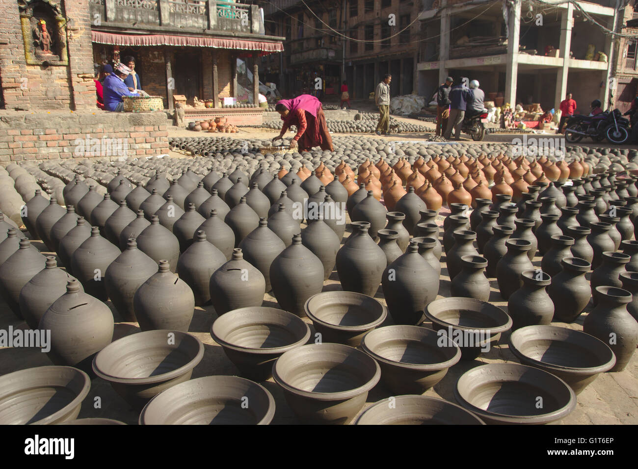 Pottery Square, ceramiche di essiccazione al sole, Bhaktapur, Nepal Foto Stock