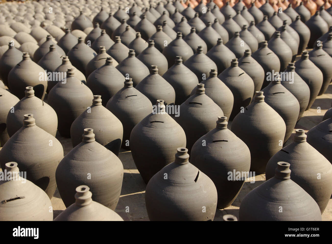 Pottery Square, ceramiche di essiccazione al sole, Bhaktapur, Nepal Foto Stock