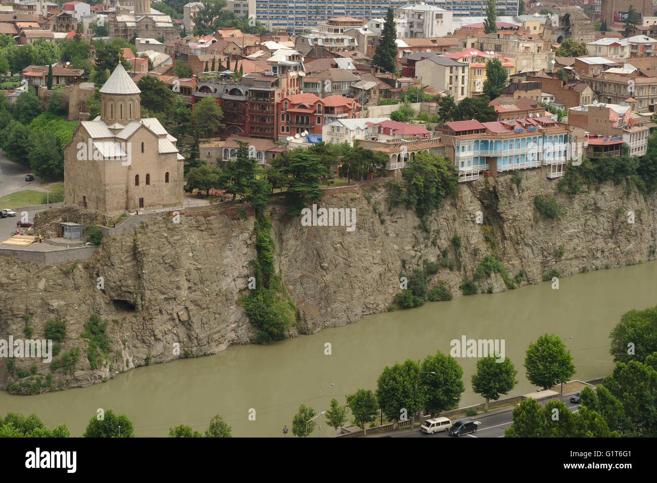 Tbilisi, Chiesa di Metekhi in Avlabari visto dalla fortezza di Nariqala, Georgia Foto Stock