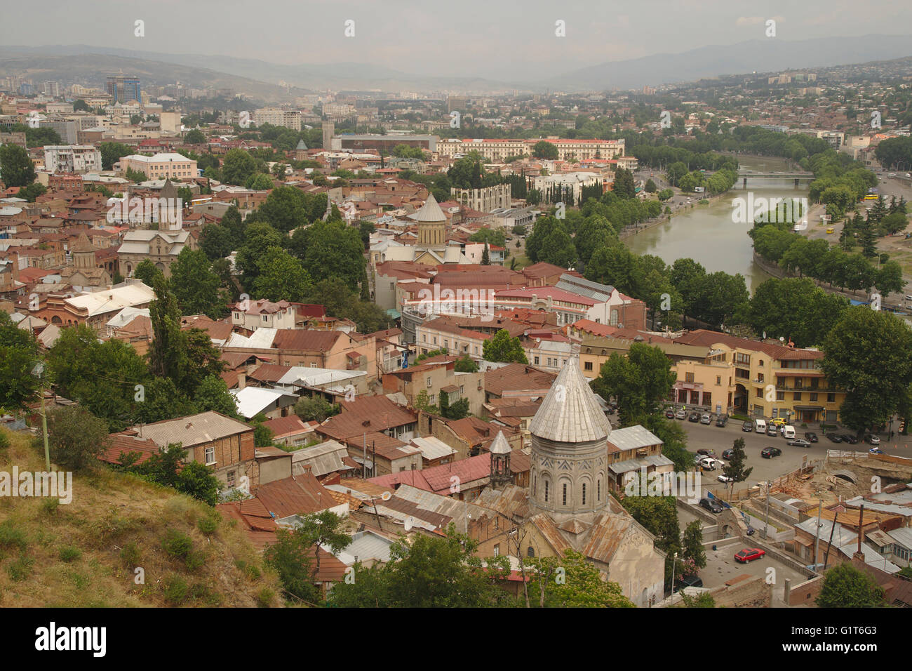 Tbilisi, la vista sulla città dalla fortezza di Nariqala, Georgia Foto Stock