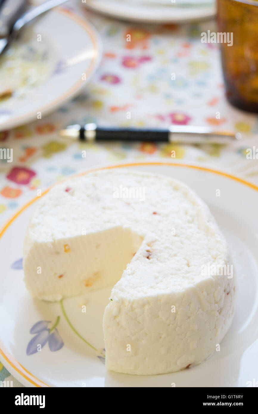 Primo fresco vendita formaggio aromatizzato con peperoncino e erbe aromatiche Foto Stock