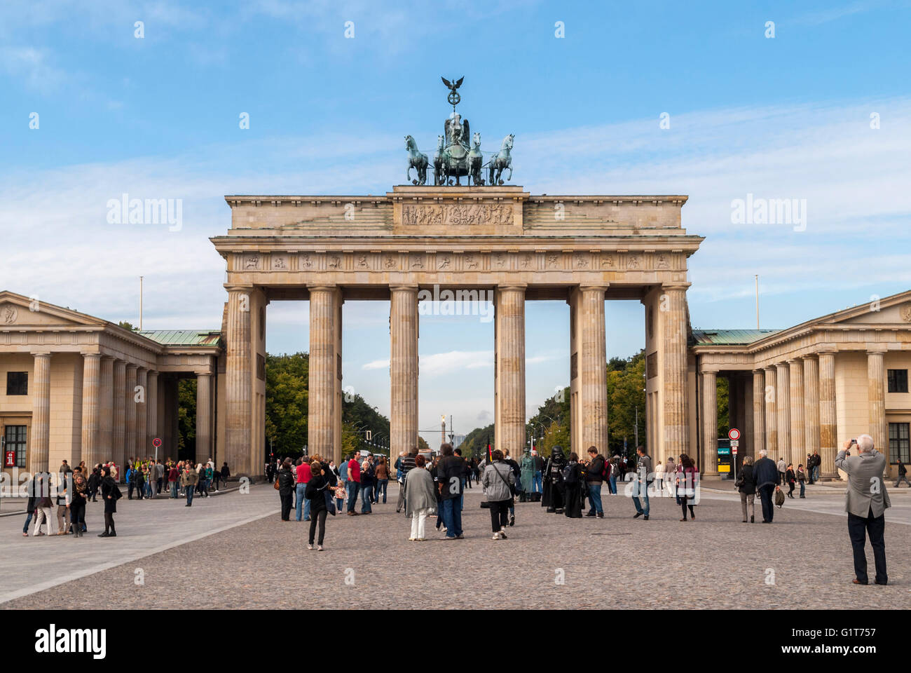 Brandenburger Tor dal viale Unter den Linden in Berlin Foto Stock
