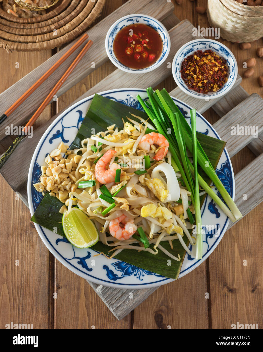 Pad Thai con frutti di mare. Thailandia noodle piatto Foto Stock