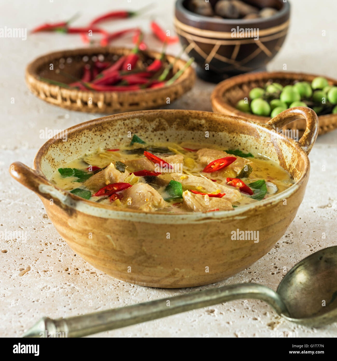 Tom kha gai. Noce di cocco tailandese la zuppa di pollo. Thailandia il cibo Foto Stock