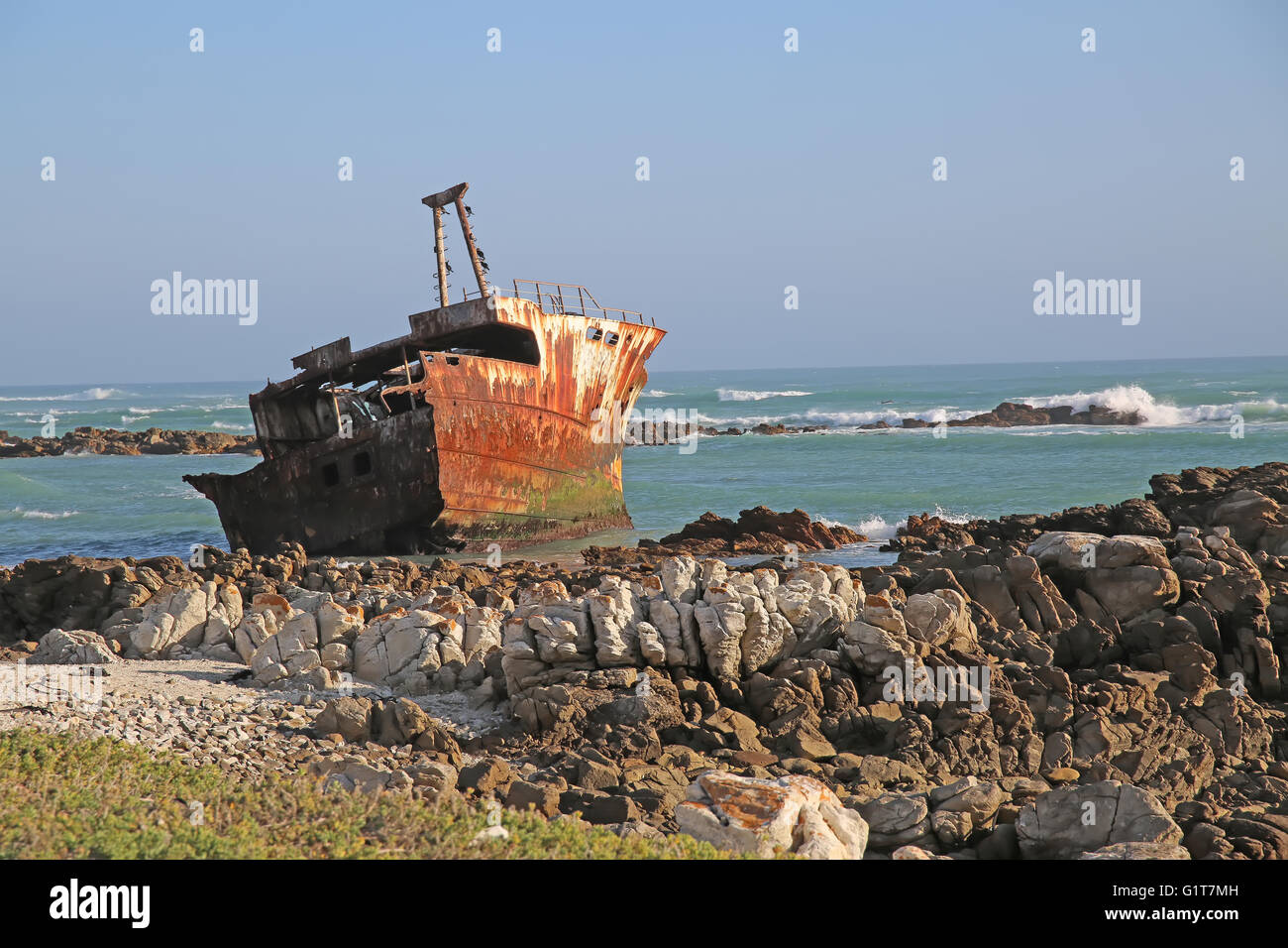 Un naufragio a Cape Agulhas, la maggior parte punta meridionale del continente africano dove oceani Atlantico e Indiano si incontrano. Foto Stock