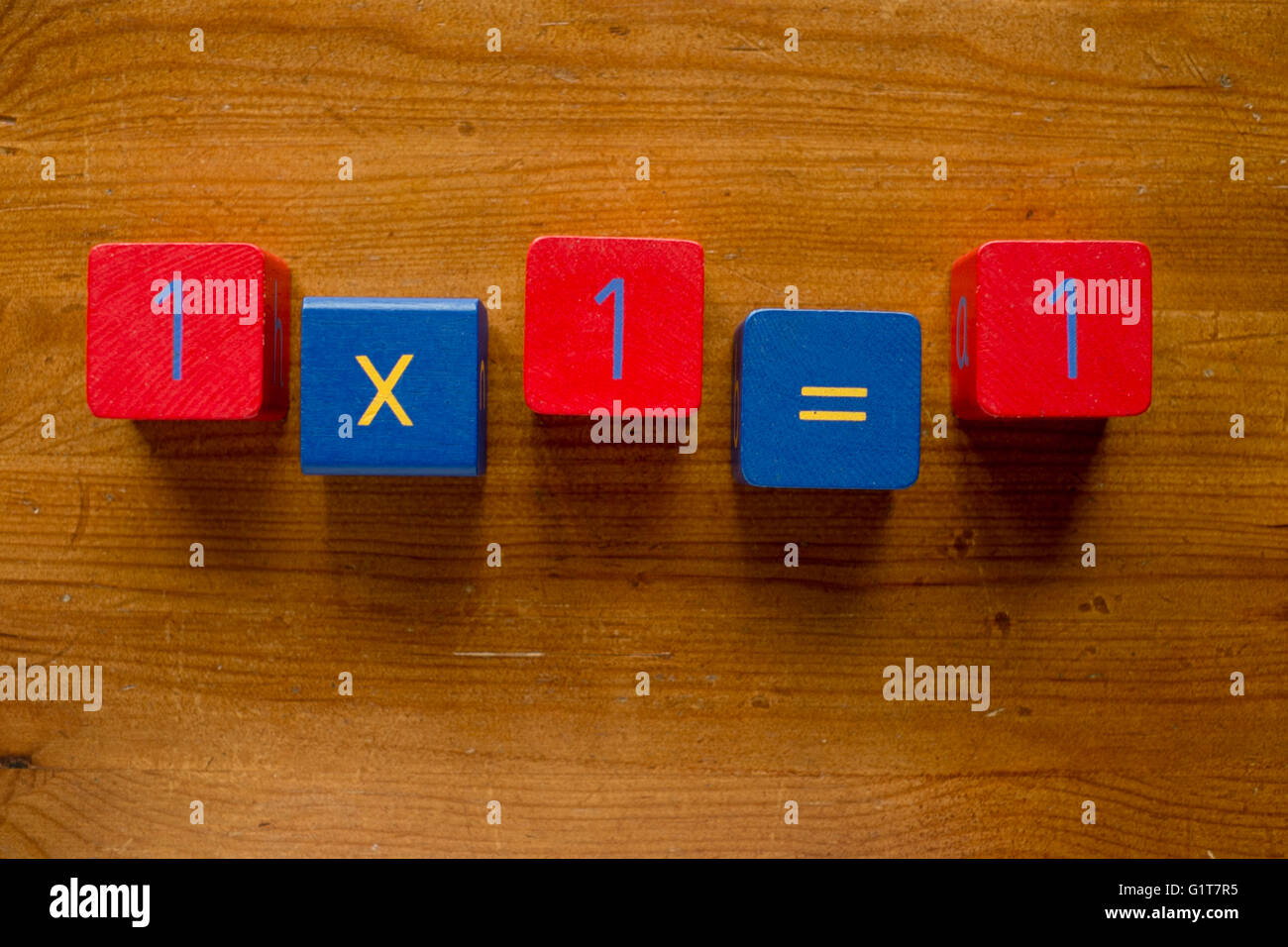 In legno colorato ortografia blocchi di una semplice operazione aritmetica a destra / sbagliato Foto Stock