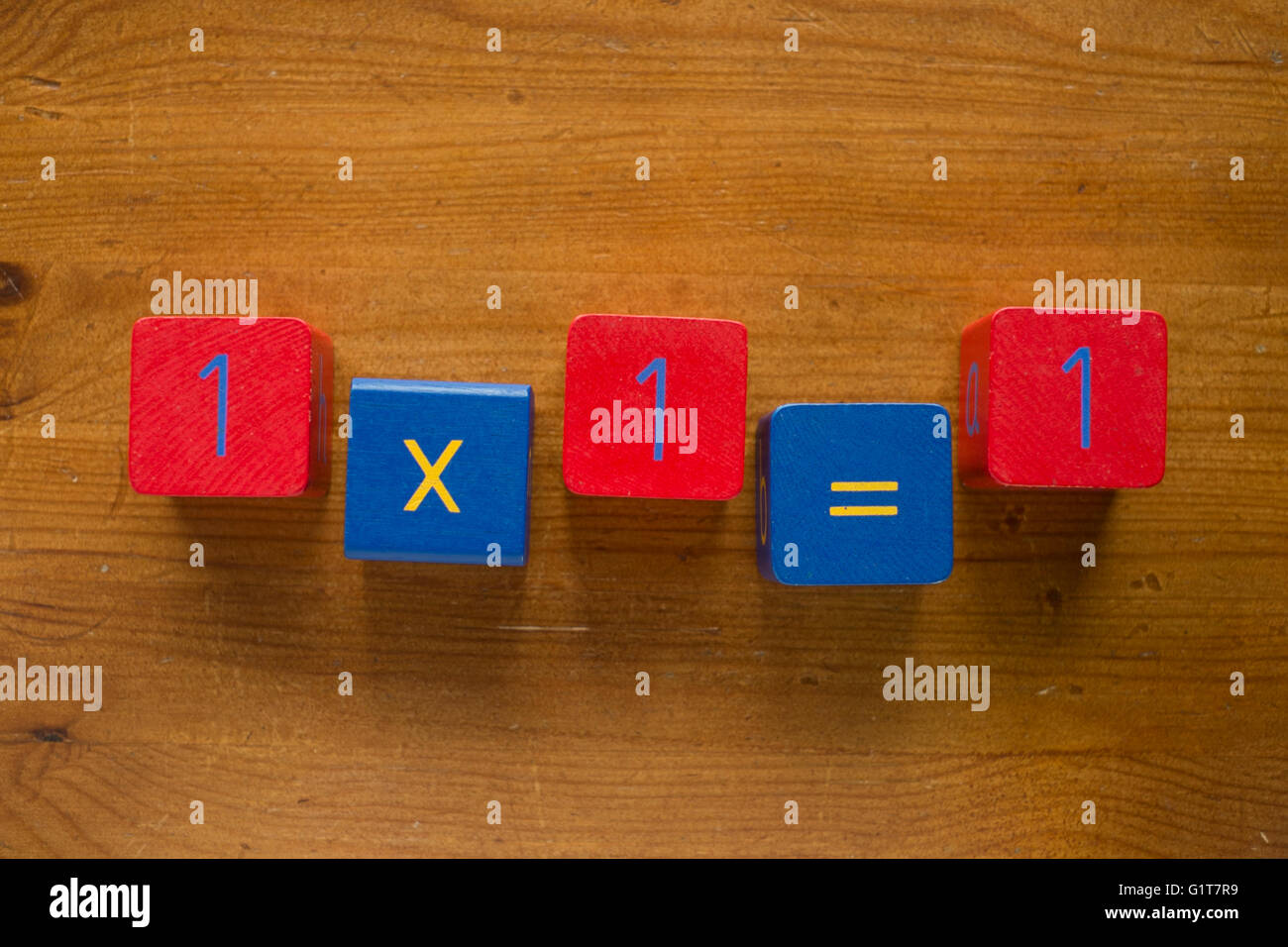 In legno colorato ortografia blocchi di una semplice operazione aritmetica a destra / sbagliato Foto Stock