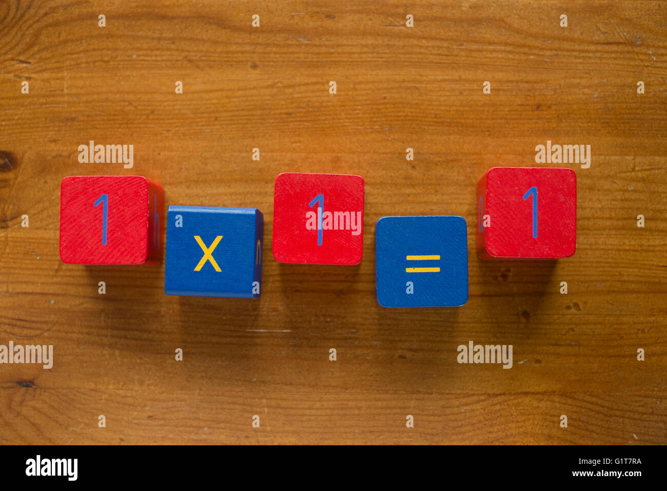 In legno colorato ortografia blocchi di una semplice operazione aritmetica a destra / sbagliato Foto Stock