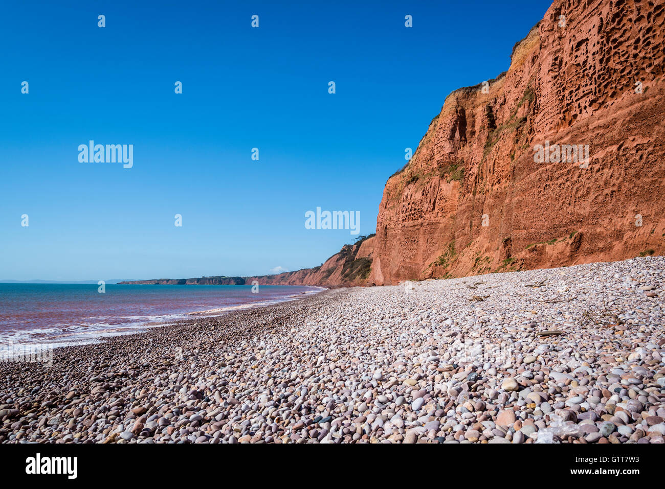 Spiaggia di ghiaia e roccia rossa, Budleigh Salterton, East Devon, Inghilterra, Regno Unito Foto Stock