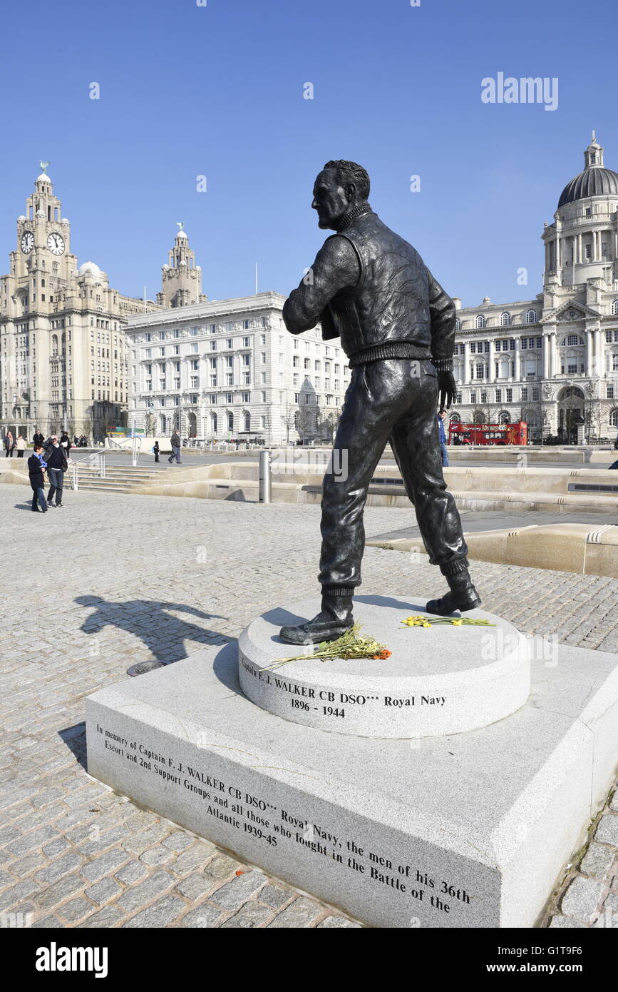 Capitano FJ Walker statua, Pierhead, Liverpool, Regno Unito Foto Stock