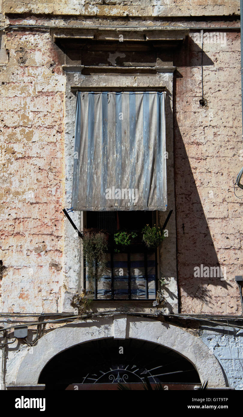 Finestra con tenda da sole tratte per ombra Foto Stock