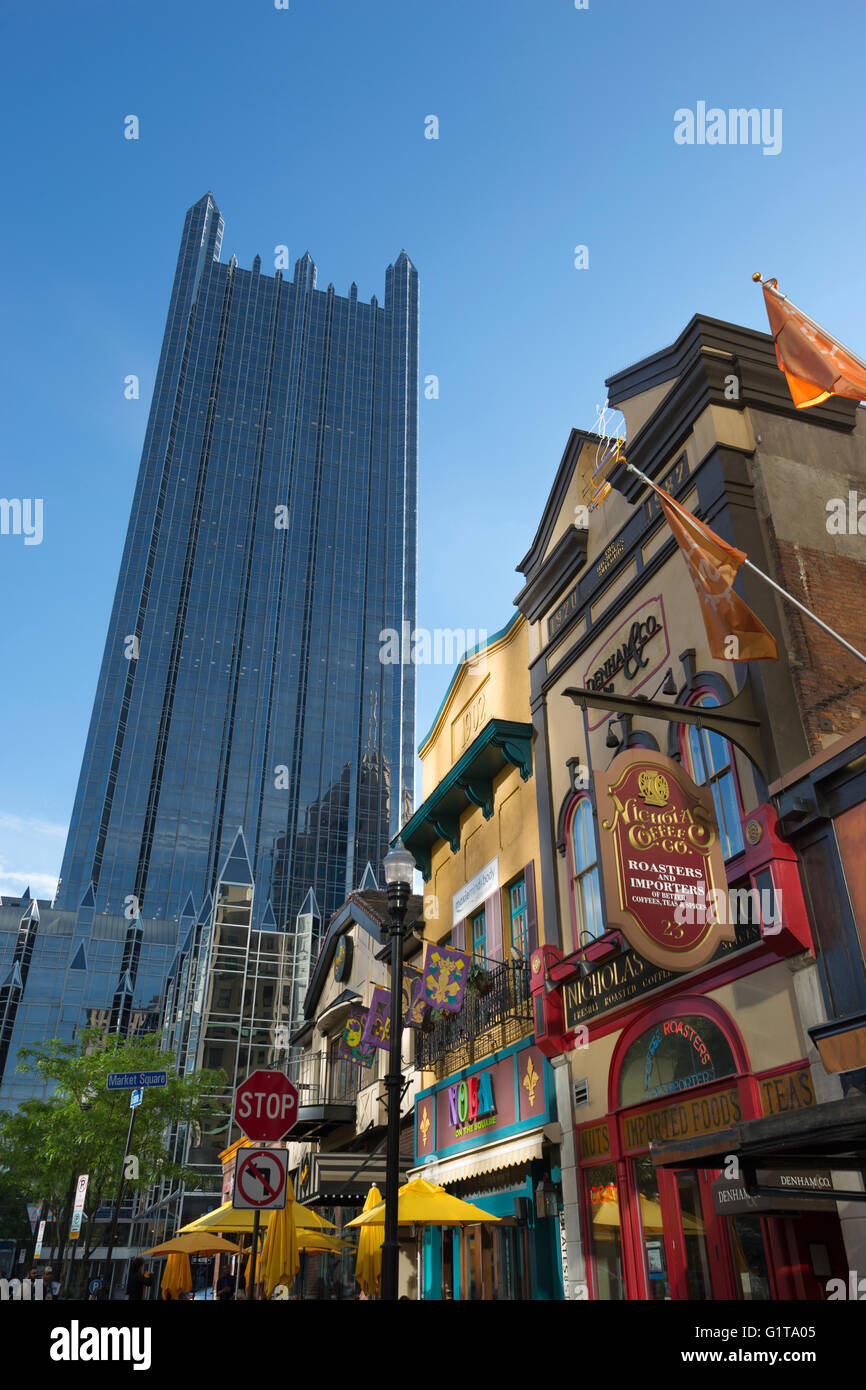 Ristoranti sulla piazza del mercato di PPG PLACE TORRE (© Philip Johnson / JOHN BURGEE 1984) centro di Pittsburgh Pennsylvania USA Foto Stock