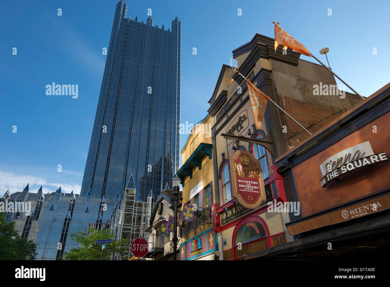 Ristoranti sulla piazza del mercato di PPG PLACE TORRE (© Philip Johnson / JOHN BURGEE 1984) centro di Pittsburgh Pennsylvania USA Foto Stock